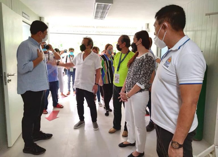 Government Officials pay a Visit to Roxas City’s Temporary Treatment ...