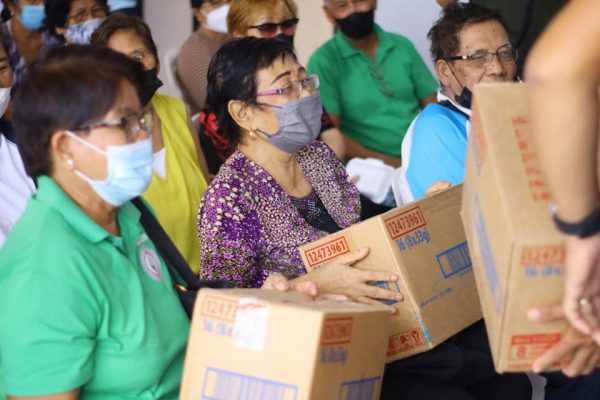 Senior Citizens and Day Care Workers receive donations from Gerry Roxas ...